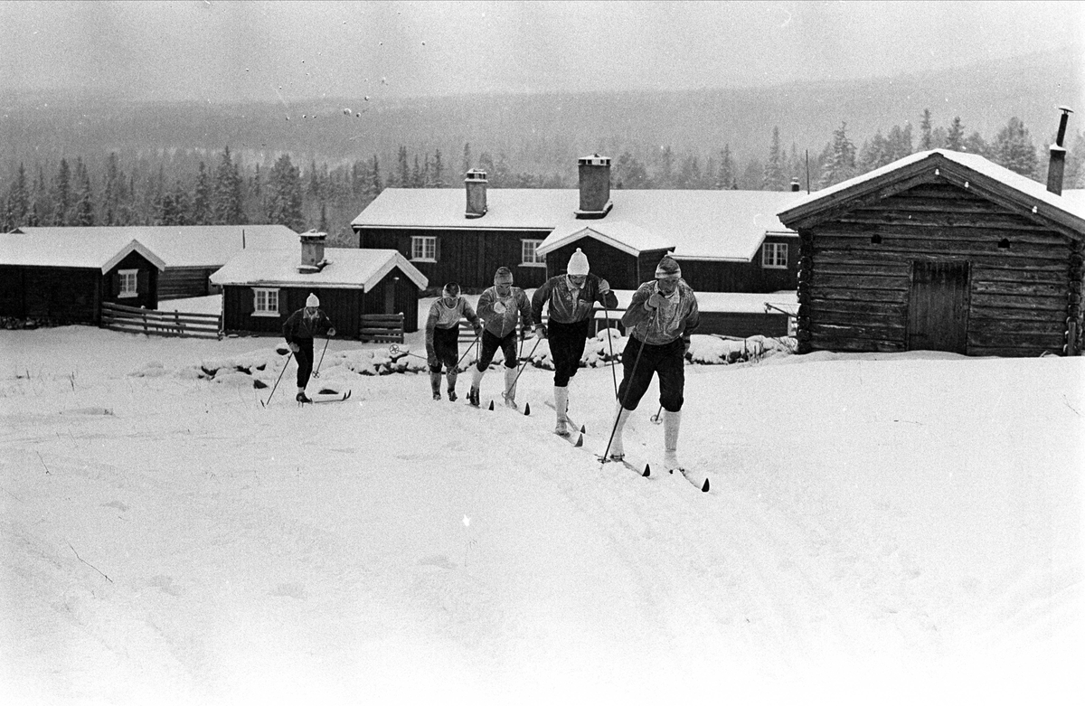 Fra Skjæringfjell høyfjellshotell november 1965. Skiløpere legger i vei fra hotellet.