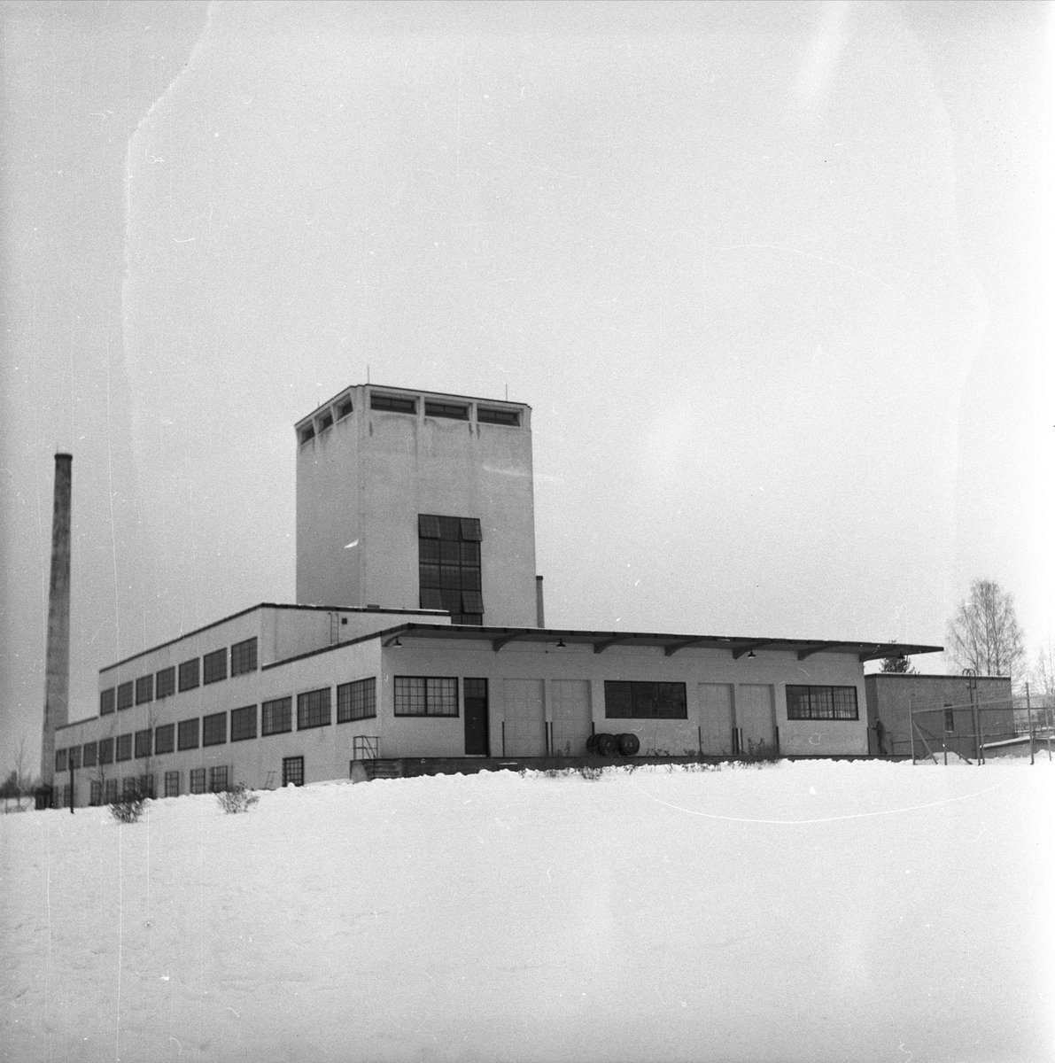 Hamar, 08.03.1958, Oplandske Spritfabrikk, fabrikkområdet, produksjon, kvalitetskontroll.