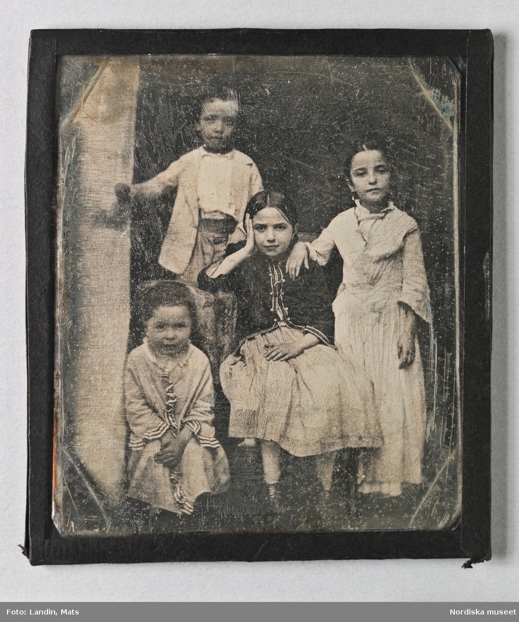 Dagerrotyp / daguerreotyp i ram, gruppbild av fyra barn, en pojke och tre flickor. Nordiska museet inv.nr 205460
-
Portrait of four children. Sixth-plate daguerreotype.