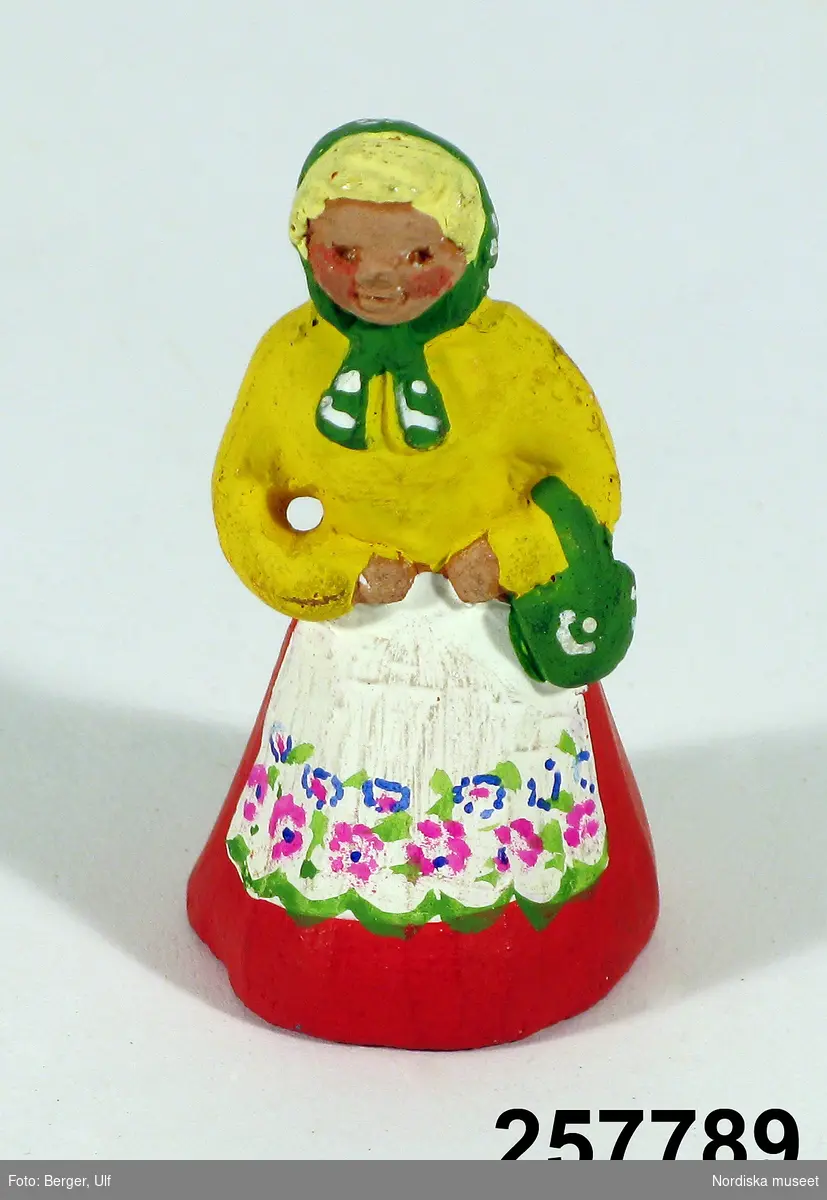 Inventering Sesam 1996-1999:
Påskkärring, påskprydnad, gumma formad i lergods, målad klädsel; grönt huckle och väska, gul blus, röd kjol och vitt förkläde.
/Charlotta Dobson Hoffman mars 1998