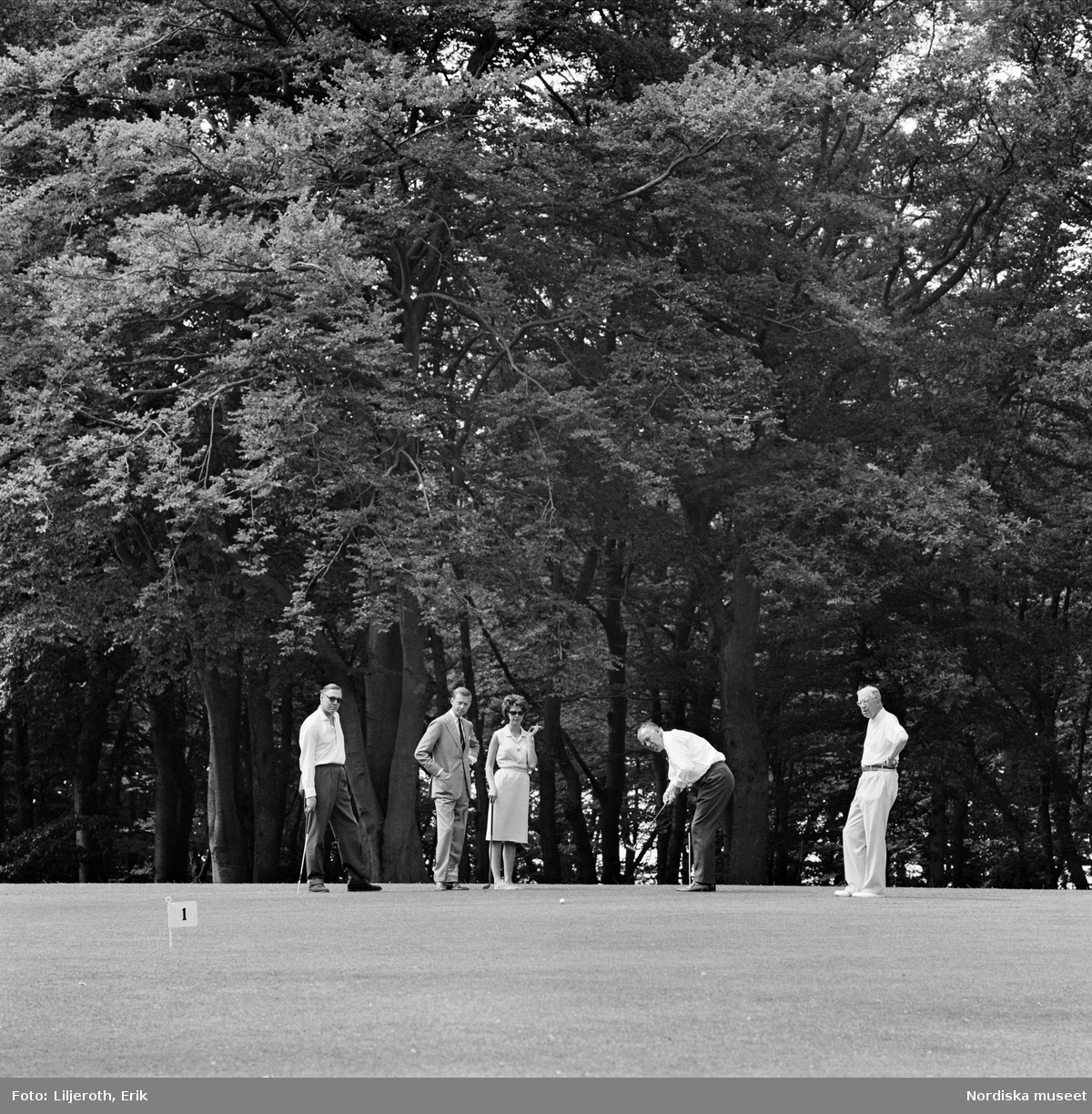 Prins Bertil Bernadotte spelar golf på Sofiero tillsammans med kung Gustav VI Adolf, prinsessan Desirée, John Ambler och Niclas Silverschiöld.