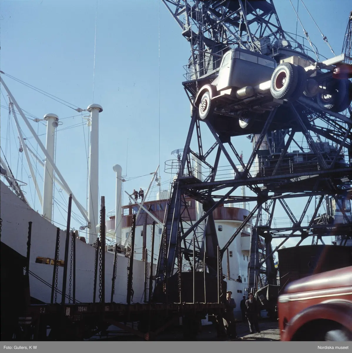 Göteborg. Kran lyfter lastbil i hamnen.