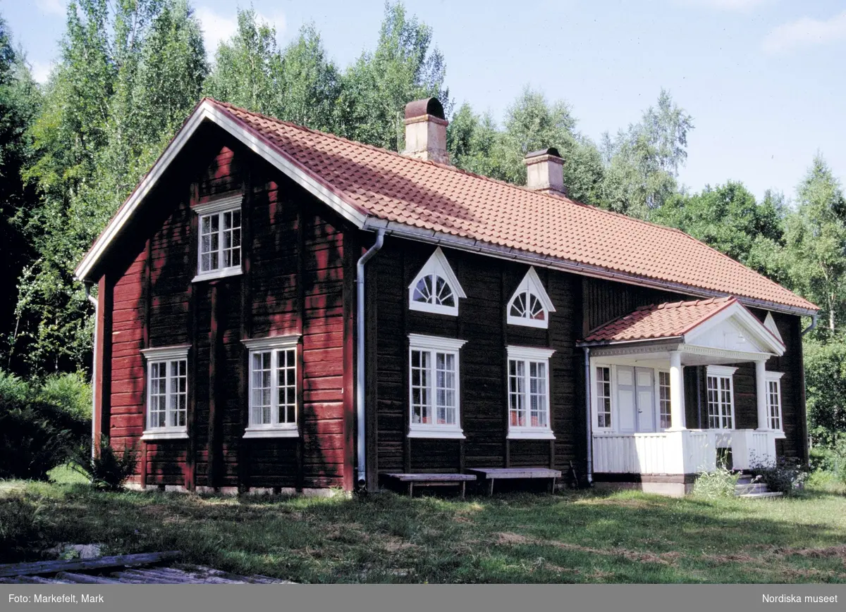 Hembygdsgården i Vitsand, Värmland. Falurött hus med vita knutar. 