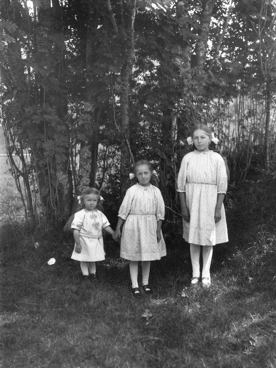 "Asta, Doris och Gunhild Hollner." Tre systrar i olika åldrar. Lima socken, Dalarna.
