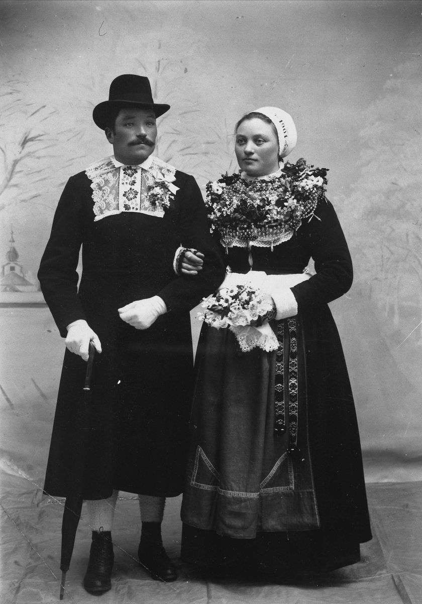 Bröllop/brudpar. Björs Olle, Heden (1872-1952) och Anbo Kari, Hästberg. Leksands socken, Dalarna.