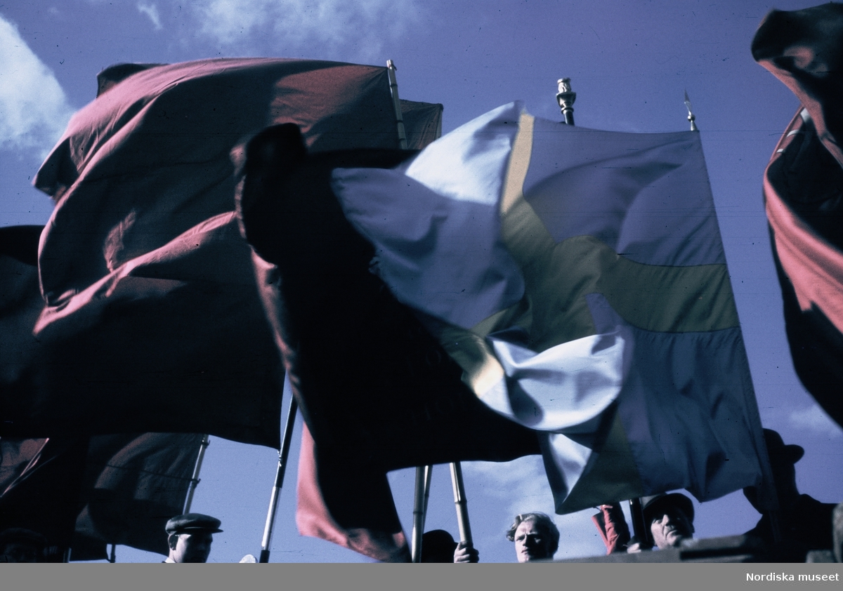 Flagga och röda fanor. Första maj, arbetarrörelsens demonstrationsdag.
