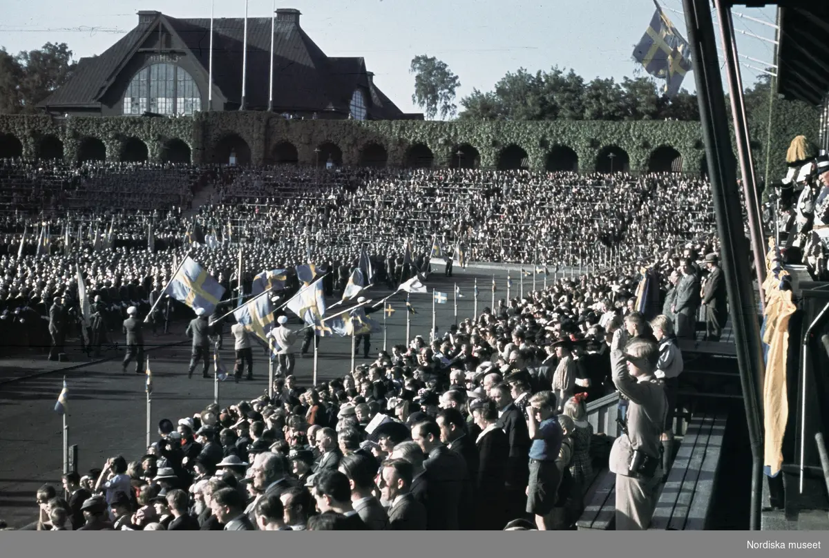 Publik på Stockholms stadion. Militärparad.