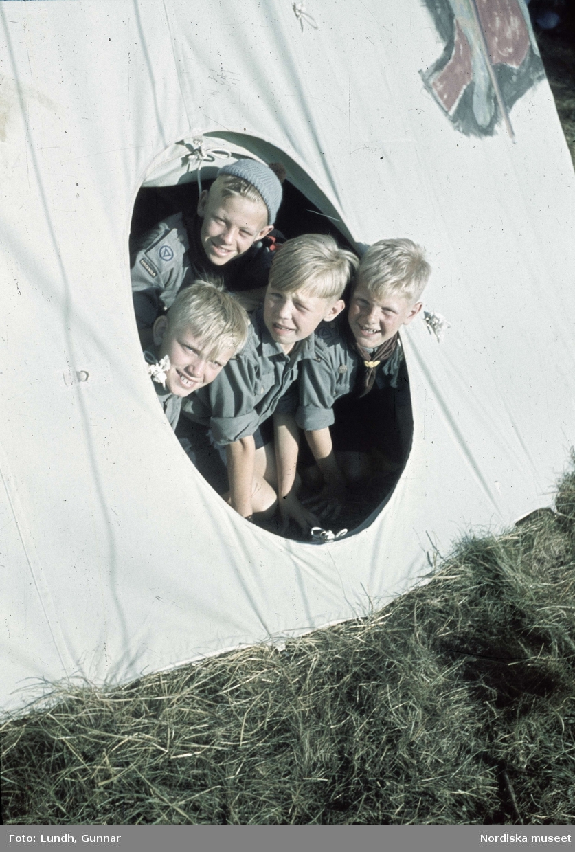 Scoutläger vid Tullgarn. Pojkar tittar ut ur en rund tältöppning.