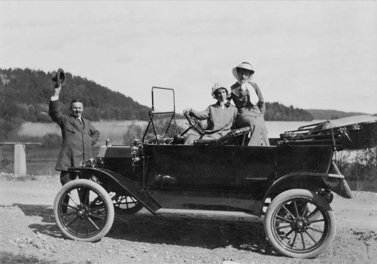 Stockholm. "Direktör Erik Hagström, Wasabolaget, med sin Ford, hustru och svägerska. Omkr. 1910."