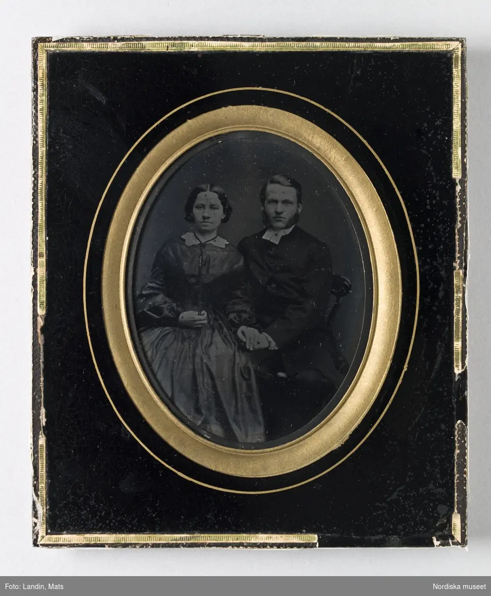 Dubbelporträtt av komminister Carl Kinnander och hans fästmö Honorine Tisell. Ambrotypi från 1850-talet. Nordiska museet inv.nr 152791.
