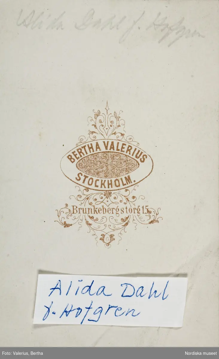 Porträtt av kvinna, Alida Dahl, född Hofgren.
Visitkort ur Anna Mobergs familjealbum.