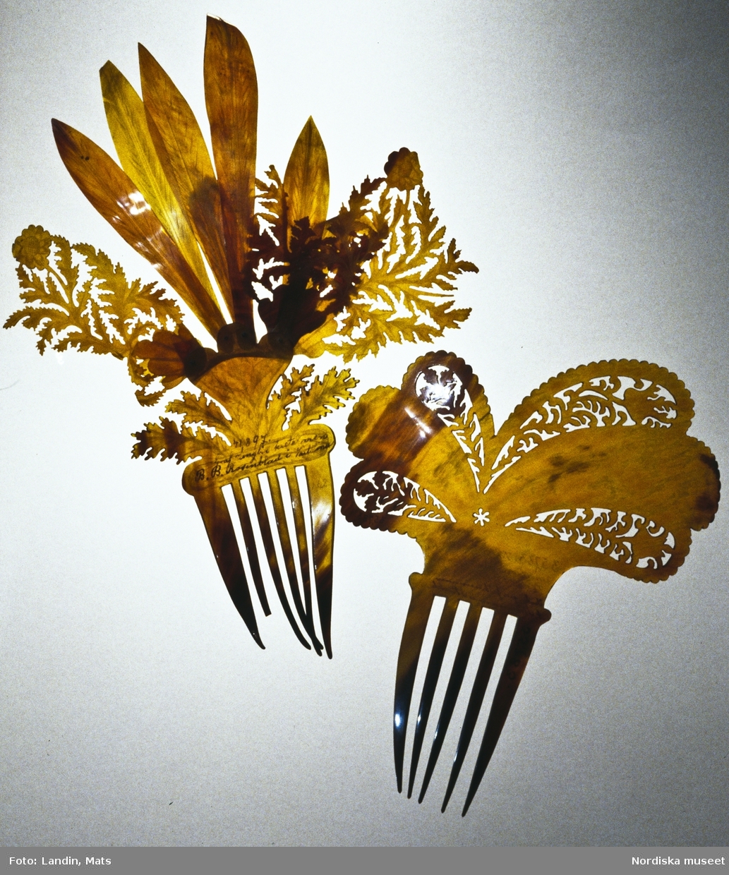 Kam. Kammar, hårprydnader, förvärvade under 1880-talet. Materialet är kaseinplast eller horn. Föremål ur Nordiska museets samling av smycken föremål invnr: 41897 och 35783.
