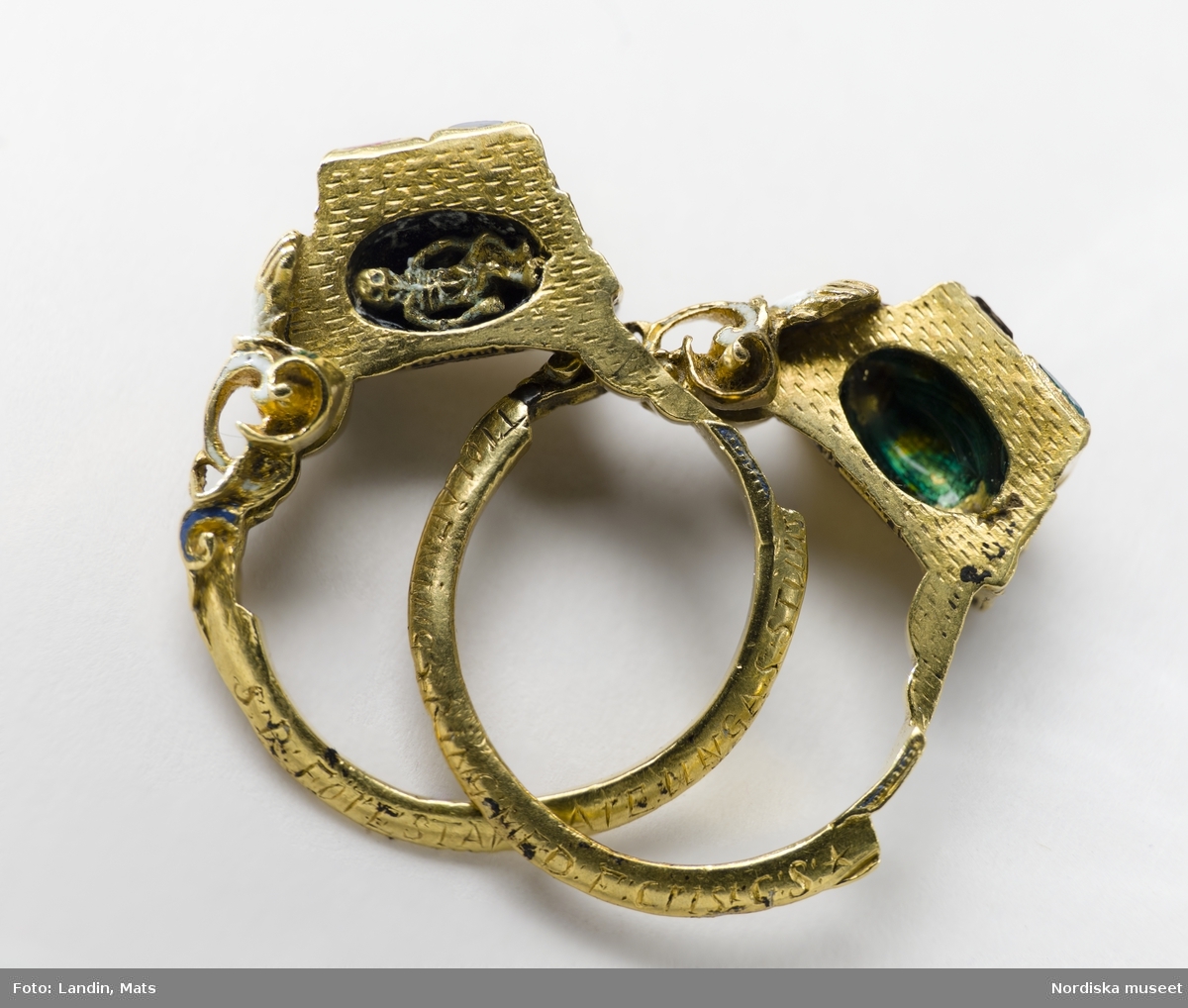 Smycken. Stureringen i guld med bl a innefattad smaragd. Stureringen är en delbar guldring med smaragd, safir, rubin, bergkristall och emalj från 1500-talet. Stenarna bärs upp av två händer som håller varsitt hjärta. Inuti finns ett miniatyrskelett av guld - en symbol för döden."Den gud förenat skall ingen åtskilja står det i ringen som tillhört Sten Sture d.y. Ringen kan ha befäst hans trolovning med Kristina Gyllenstierna år 1511.
Föremål ur Nordiska museets samlingar invnr: 306420+.  

Se även: NMA.0043633, samt föremålsposten: NM.0306420+