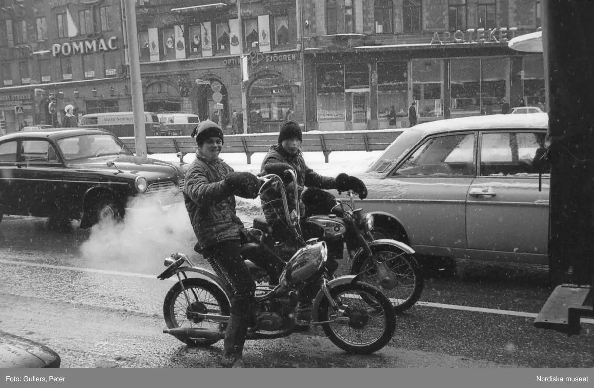 Två pojkar på moped vid Stureplan, Stockholm