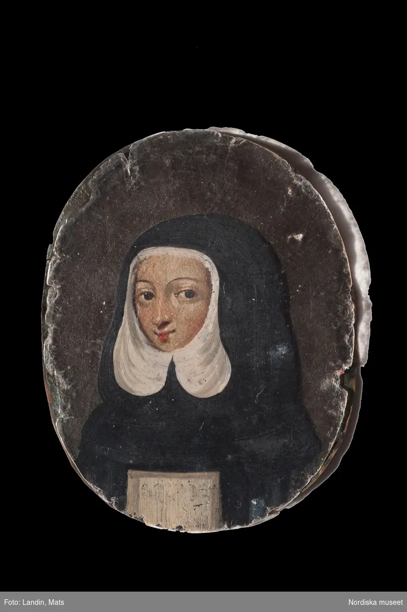 Miniatyrportätt från 1640-talet, påklädningsdocka, föreställande drottning Kristina. Till porträttet hör 13 glimmerskivor med påmålade dräktdelar, när de placeras ovanpå porträttet byter flickan kläder.
Nordiska museets föremål inv.nr 266394