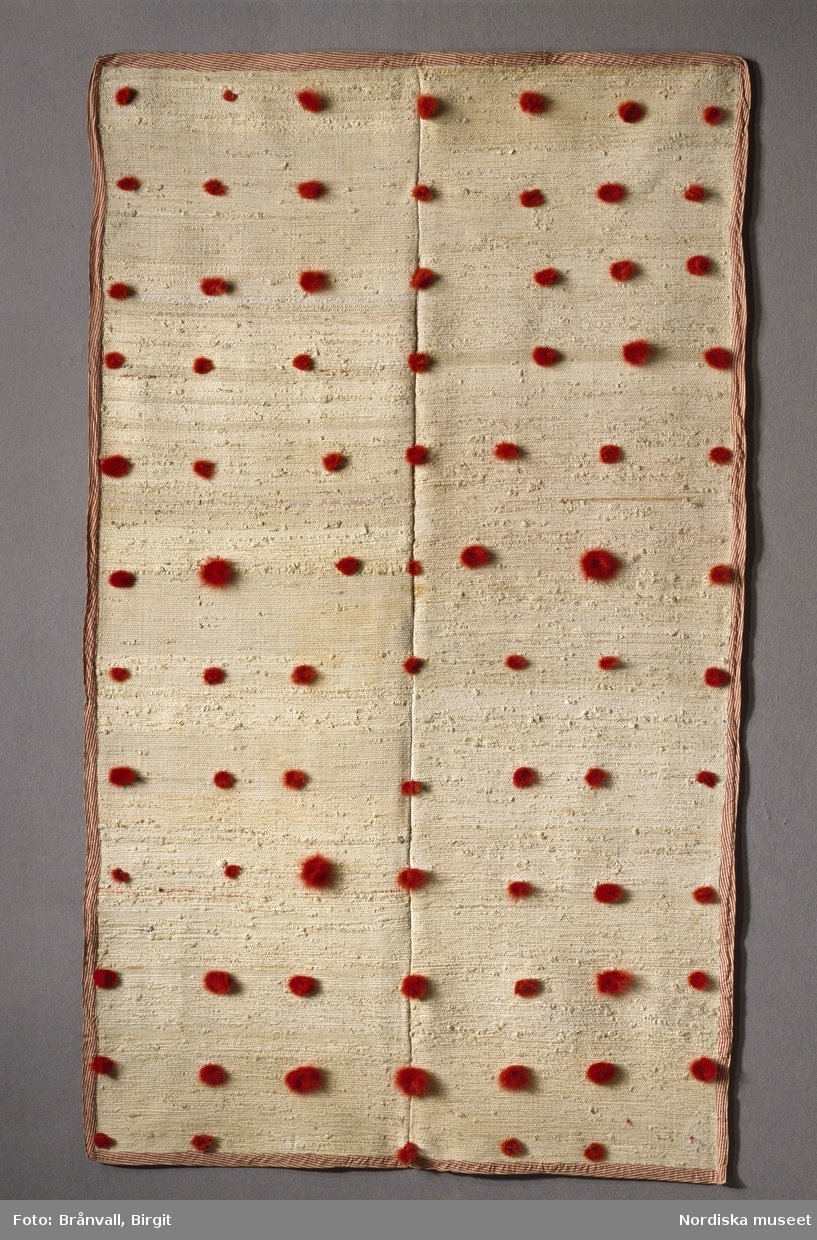 Bild på täcke, så kallad trasväv ur Nordiska museets samlingar. Inv.nr. NM.193867