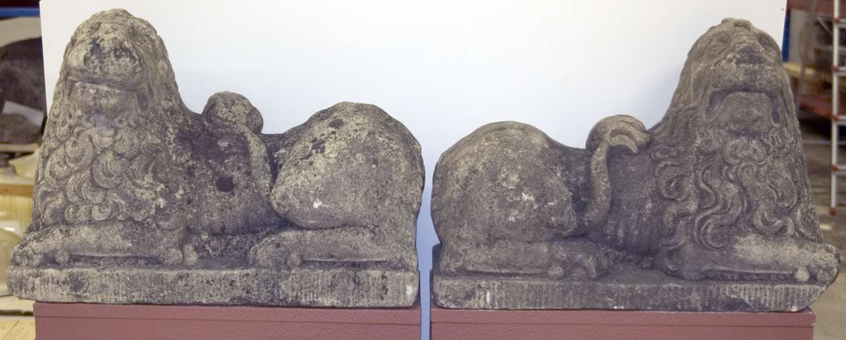 Byggnadsdetaljer, skulpturer, av sandsten, i form av två liggande lejon. På undersidorna urgröpningar som trätts på järntenar för att hålla lejonen på plats. Trolig datering mitten av 1600-talet.