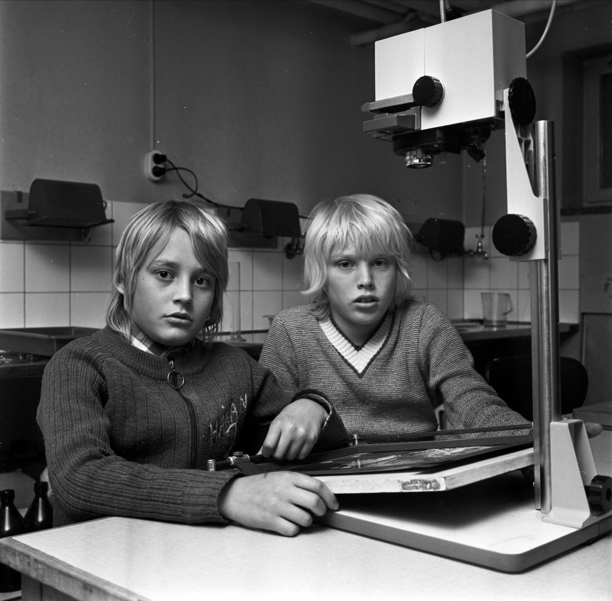 Håkan Jansson och Magnus Holmer i Söderfors fotoklubbs lokal på Tamms väg, Söderfors, Uppland 1973