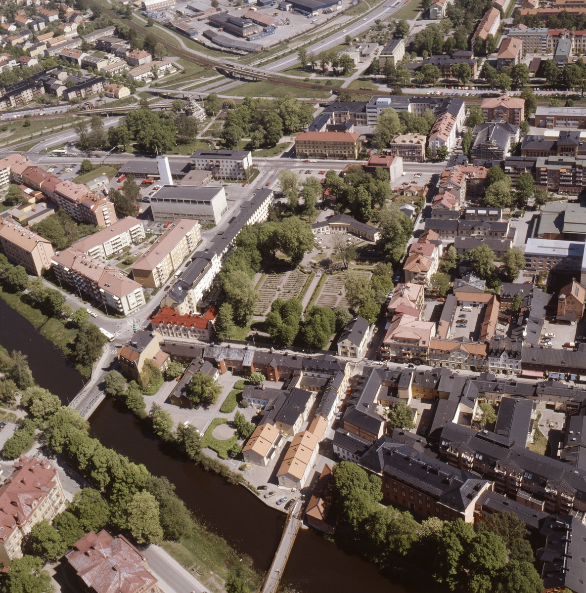 Vy över Uppsala innerstad, Linnéträdgården i mitten, juni 1989