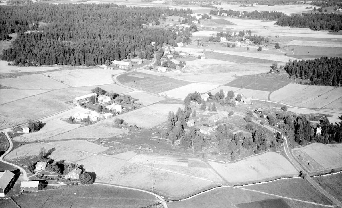 Flygfoto över Dyvlinge, Ekeby socken, Uppland 1958