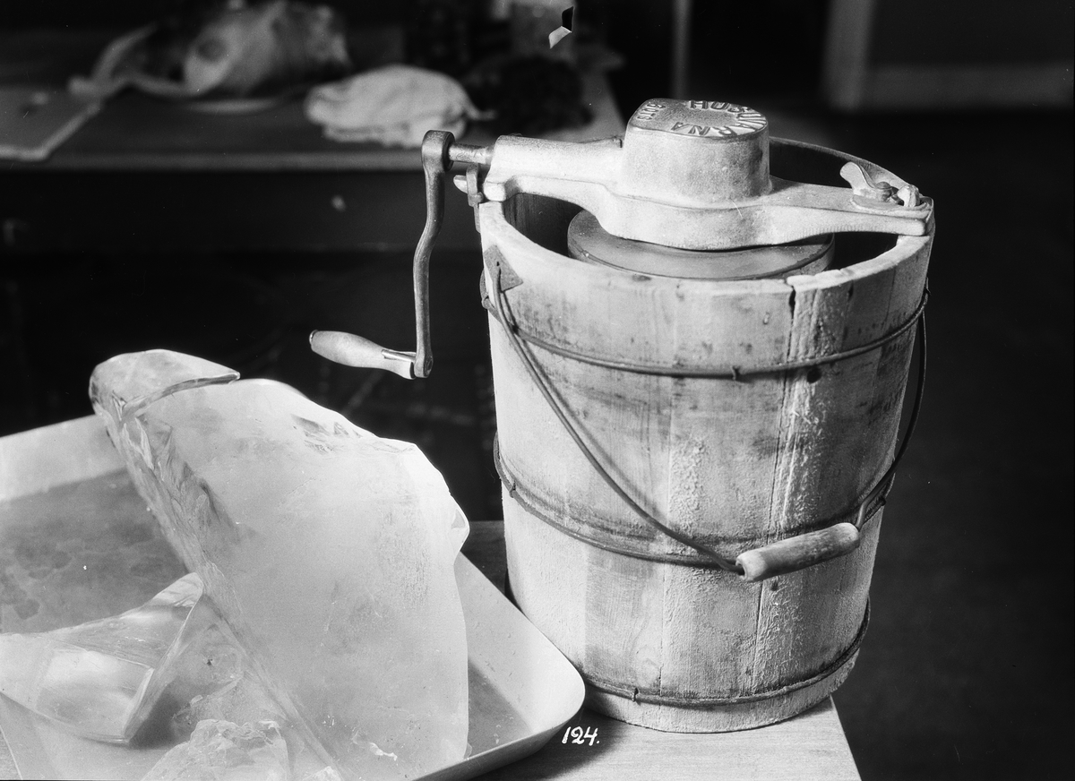 Glassmaskin och ett fat med is, Fackskolan för huslig ekonomi, Uppsala augusti 1932