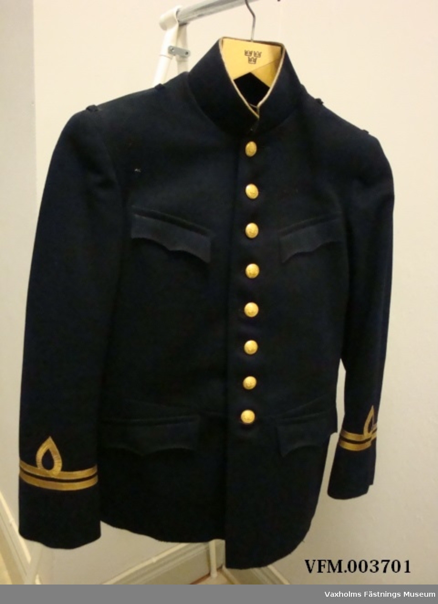 En st kolett till uniform m/ä för KA1 med löjtnants gradbeteckning.