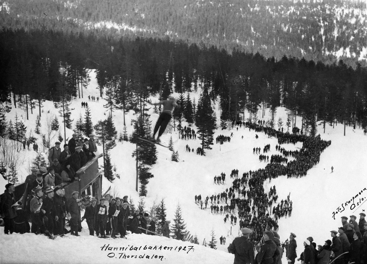 Hopprenn i Hannibalbakken 1927. Ove Thorsdalen i svevet. Jumping competition at the Hannibal jumping hill 1927.