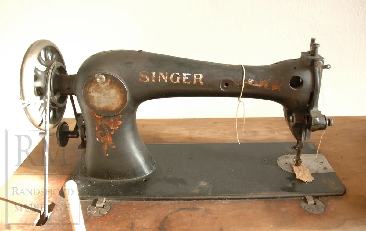 Singer symaskin på bord.