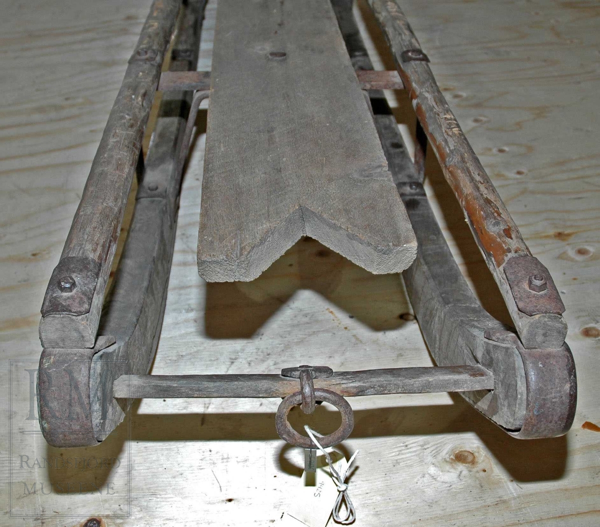 lang kjelke med konstruksjon av tre. jernbeslåtte meier. Setet har en V-form foran. På begge sidene av setet er det en trestokk, foran en ring til å feste tau.