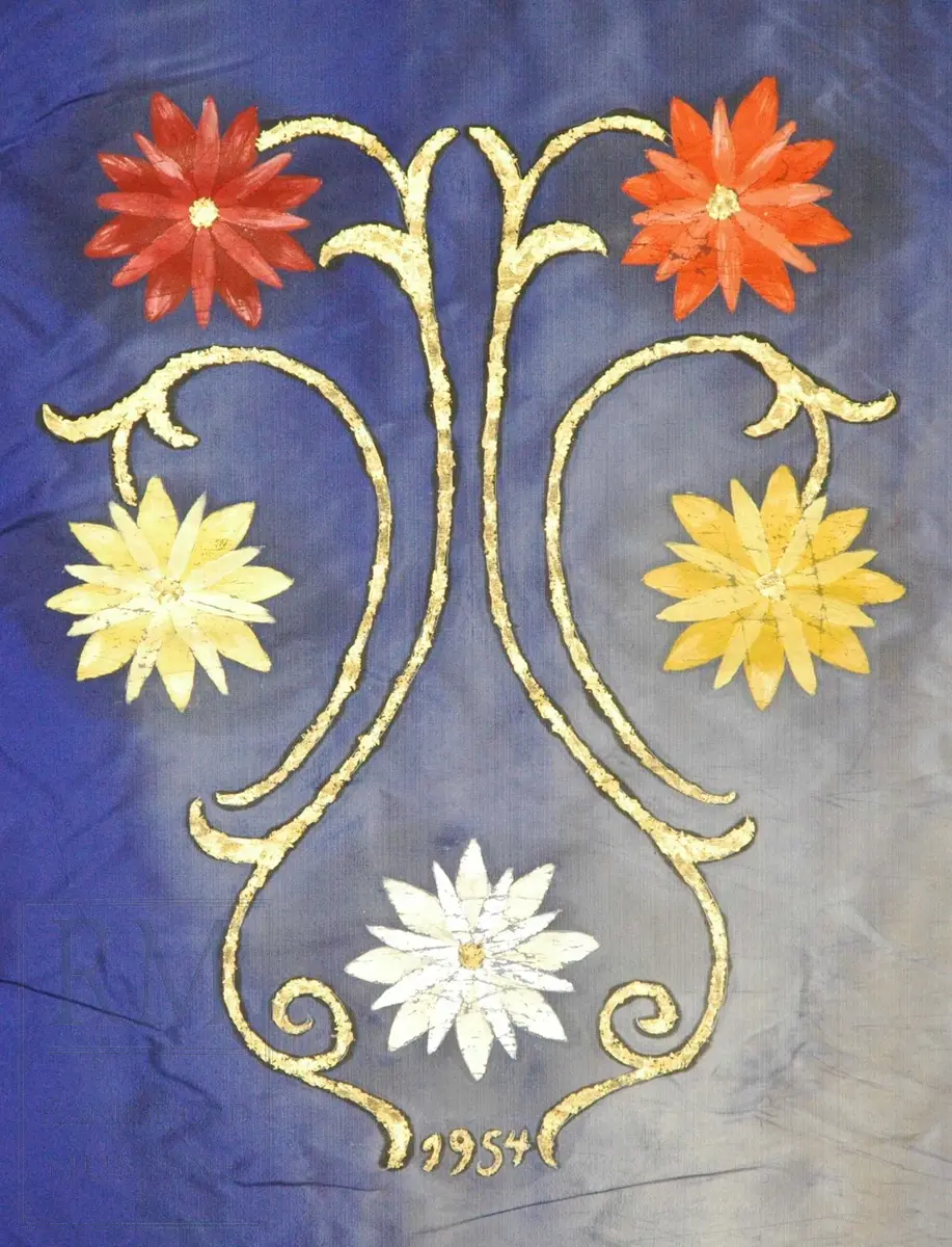 Blomster i tre ulike farger, en person som kneler