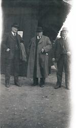 Personer på reise og landskap ved sjø og fjell. Skip og stei