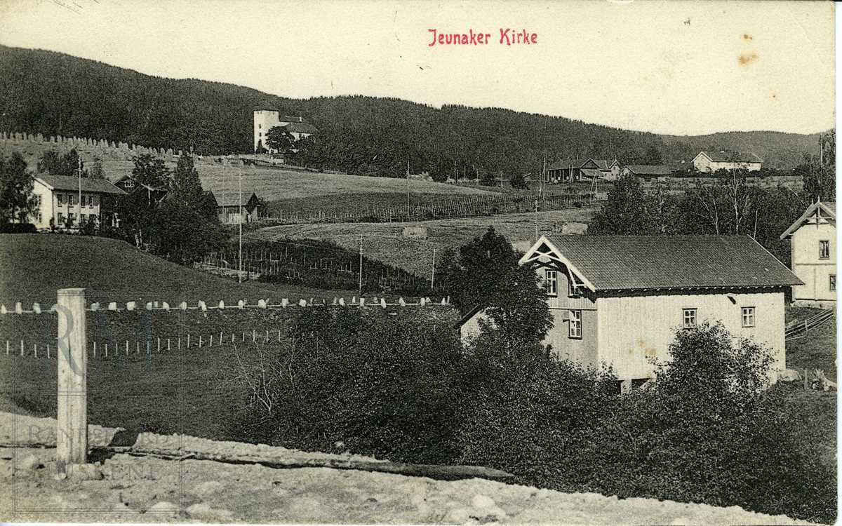 Utsikt mot Solbakken (Vangsbakken), Jevnaker kirke og Jevnaker prestegård.