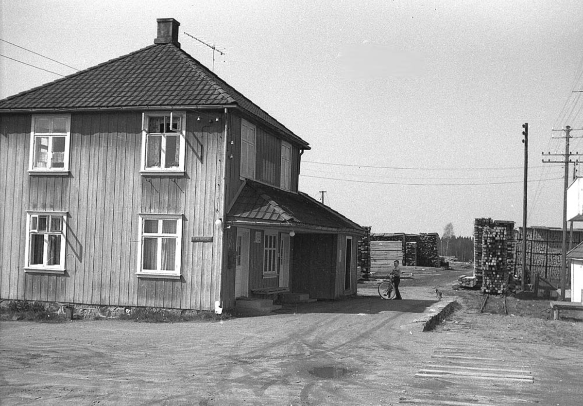 Ved Finstadbru stasjon tre år etter Aurskog-Hølandbanens nedleggelse