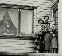 Familie til Johannes Rasmussen foran inngangen til sitt hus