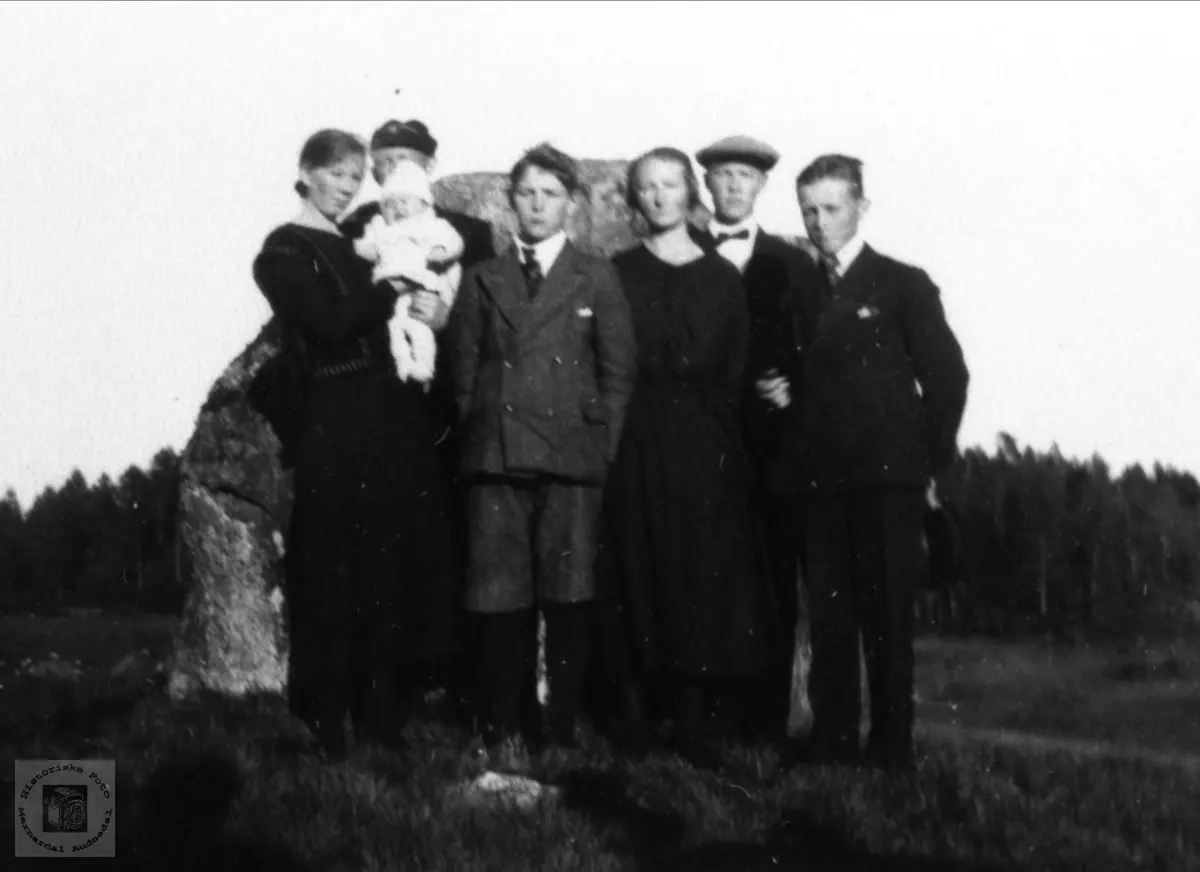Familiebilde ved "den store steinen" på Hjemlestad, Bjelland.