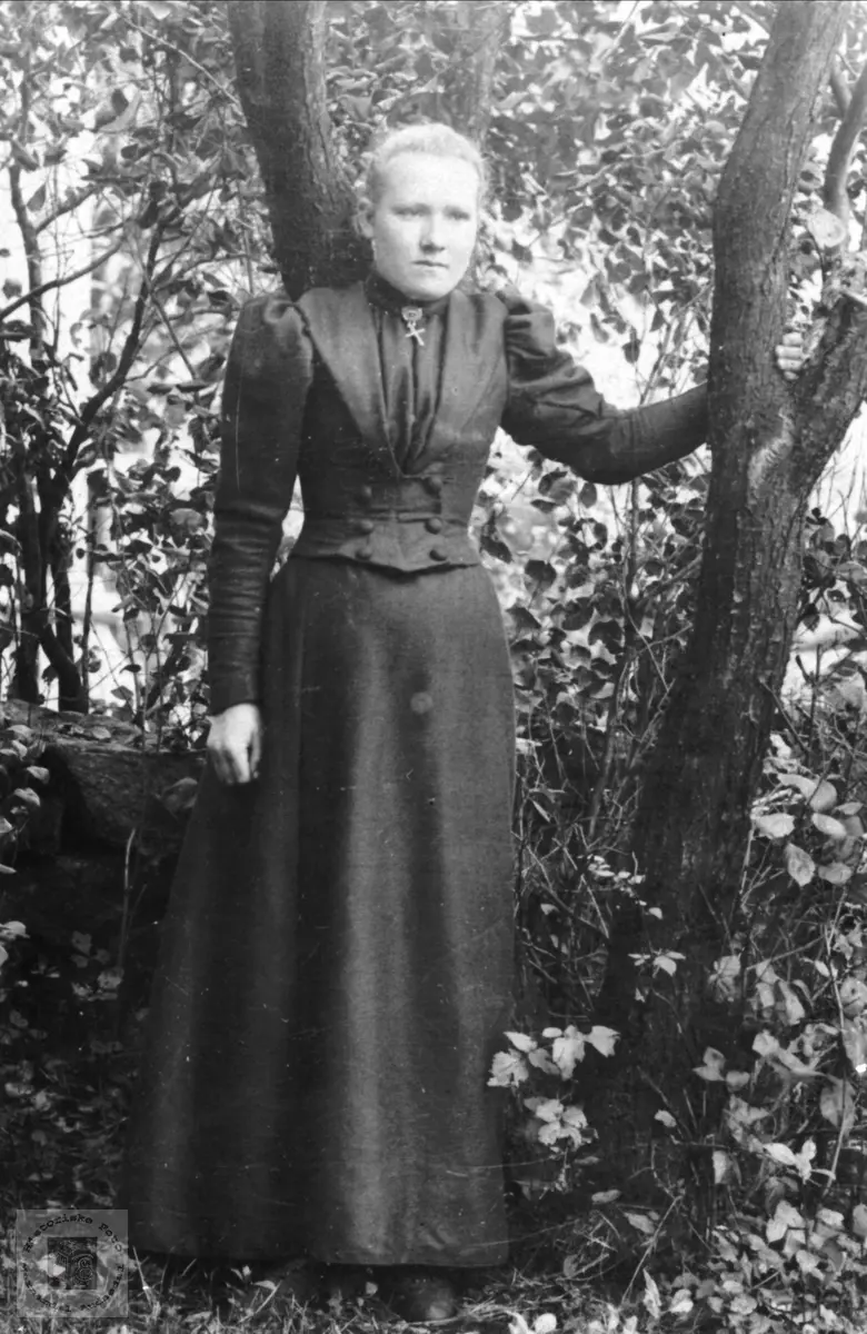 Fotografi fra fotografen Gunnar Heddeland:
 Maren Kristine Larsdtr. Birkeland (1877-1896) fra Skjævesland, Øyslebø.