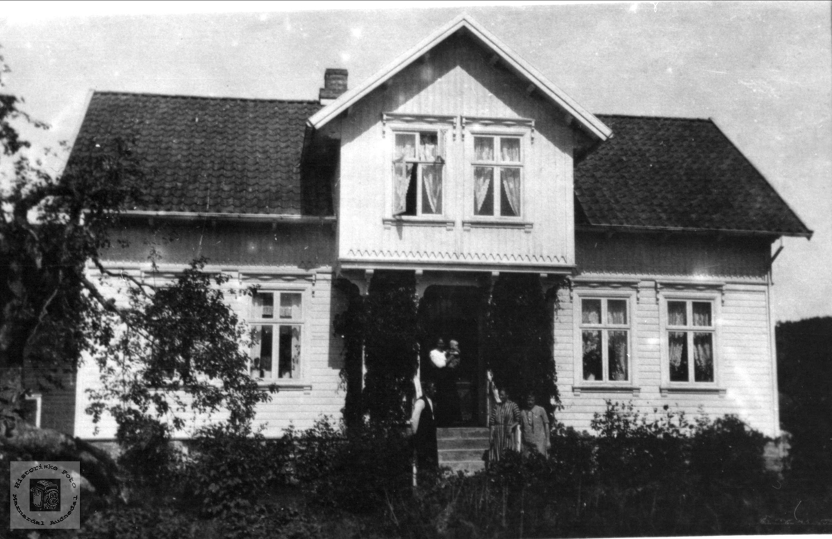 Huset på Høyevollen,  Øyslebø