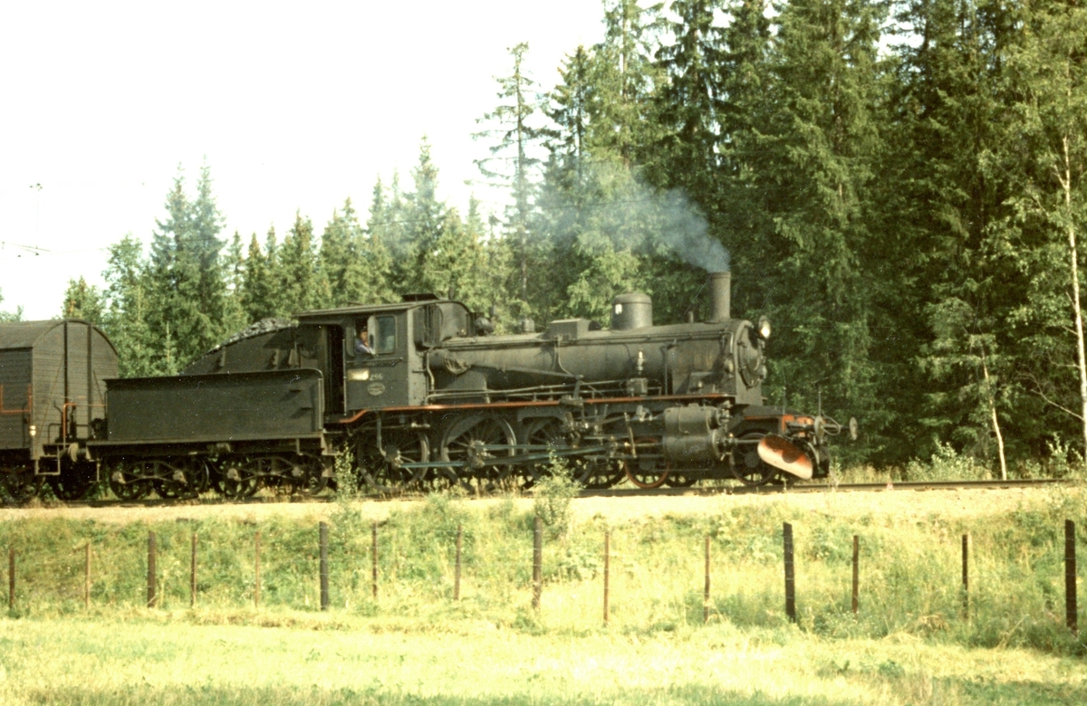 Damplokomotiv type 27a nr. 296 med godstog fra Skreiabanen, her underveis mellom Reinsvoll og Eina
