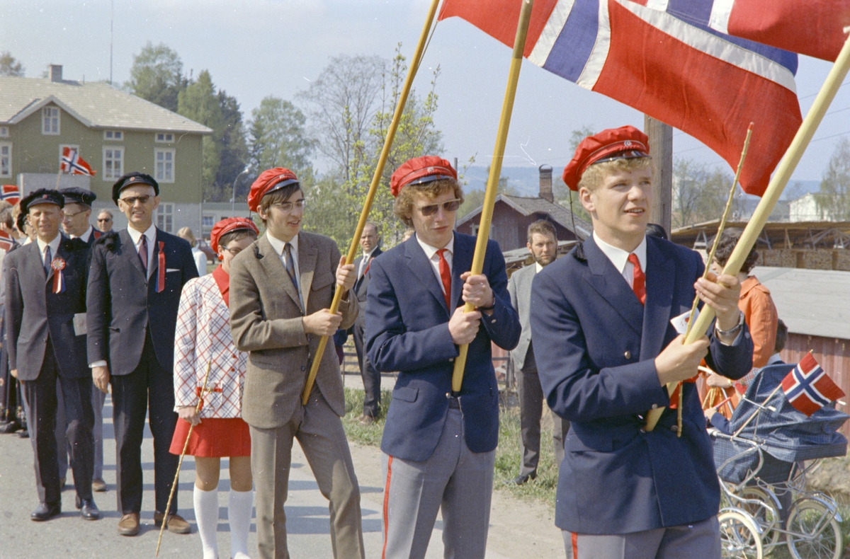 17. Mai. Brumunddal. 1970. Skoletoget, russ, flagg. - Anno ...