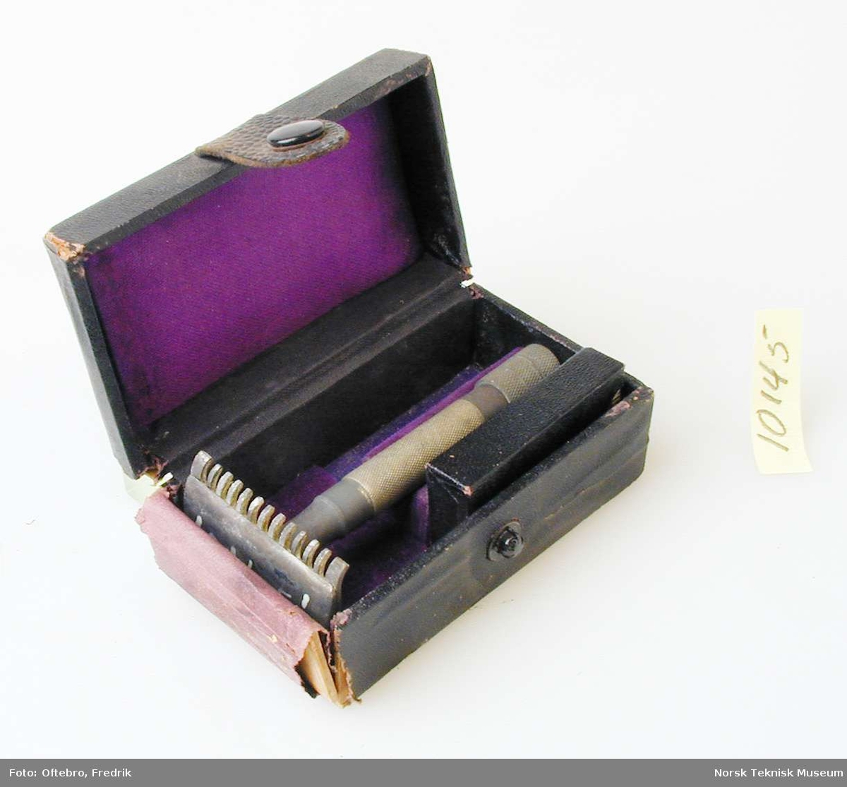 Barberhøvel og slipeapparat for barberblader fra ca. 1910 årene i etui. 