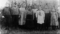 Skoleklasse fra Manndalen. Fra venstre: Aksel Pedersen, Nils