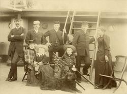 Fire av mannskapet med koner, barn og hund ombord i fullrigg