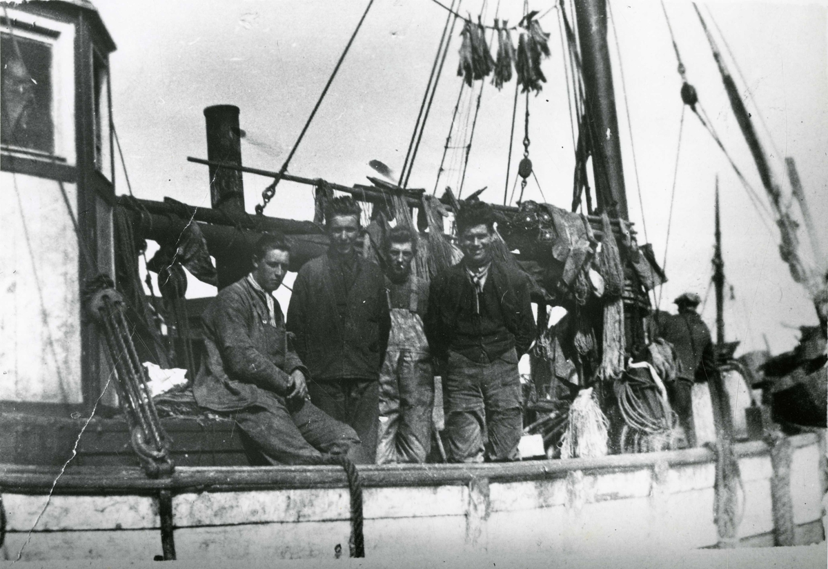 Mannskap ombord i fiskekutter Norisen i Berlevåg i 1928