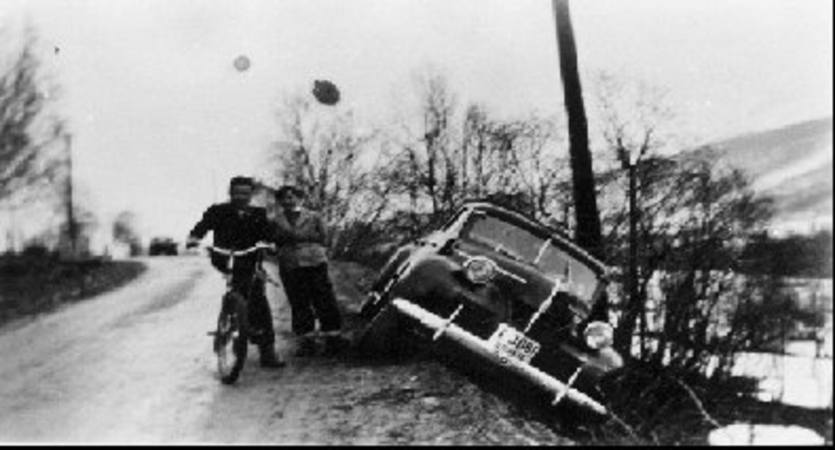Drosjen  trillet utenfor veien ved Alteidet, 17.mai 1949 eller 1950.