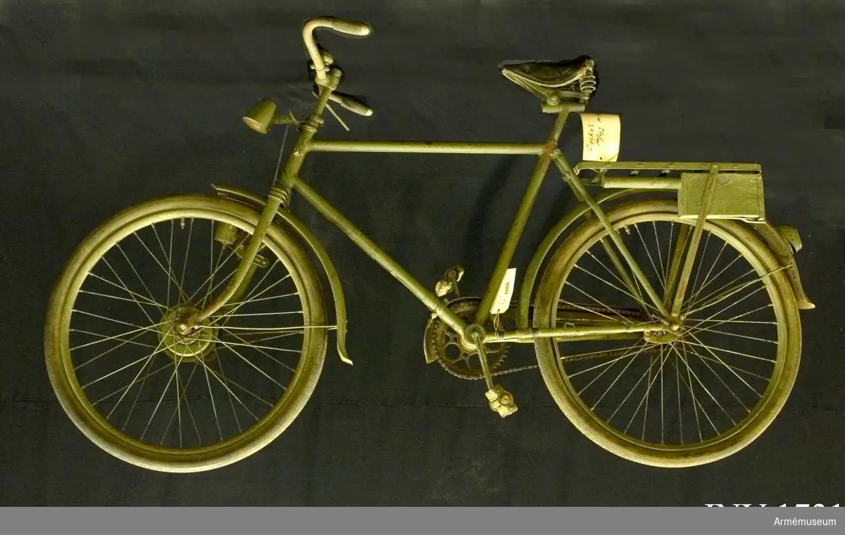 Cykel m/1942 för Livgardets dragoner, K 1. 
Lackerad med olivgrön färg. Samhörande cykellyse, verktygsbox  med cykelpump och reparationsmateriel.