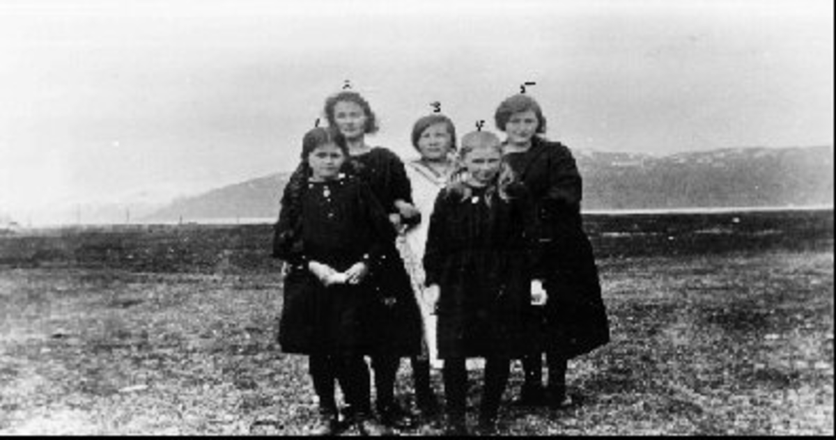 Gruppebilde. Foran fra venstre: Gerda, Helga, ukjent, Birgitta, Randi.