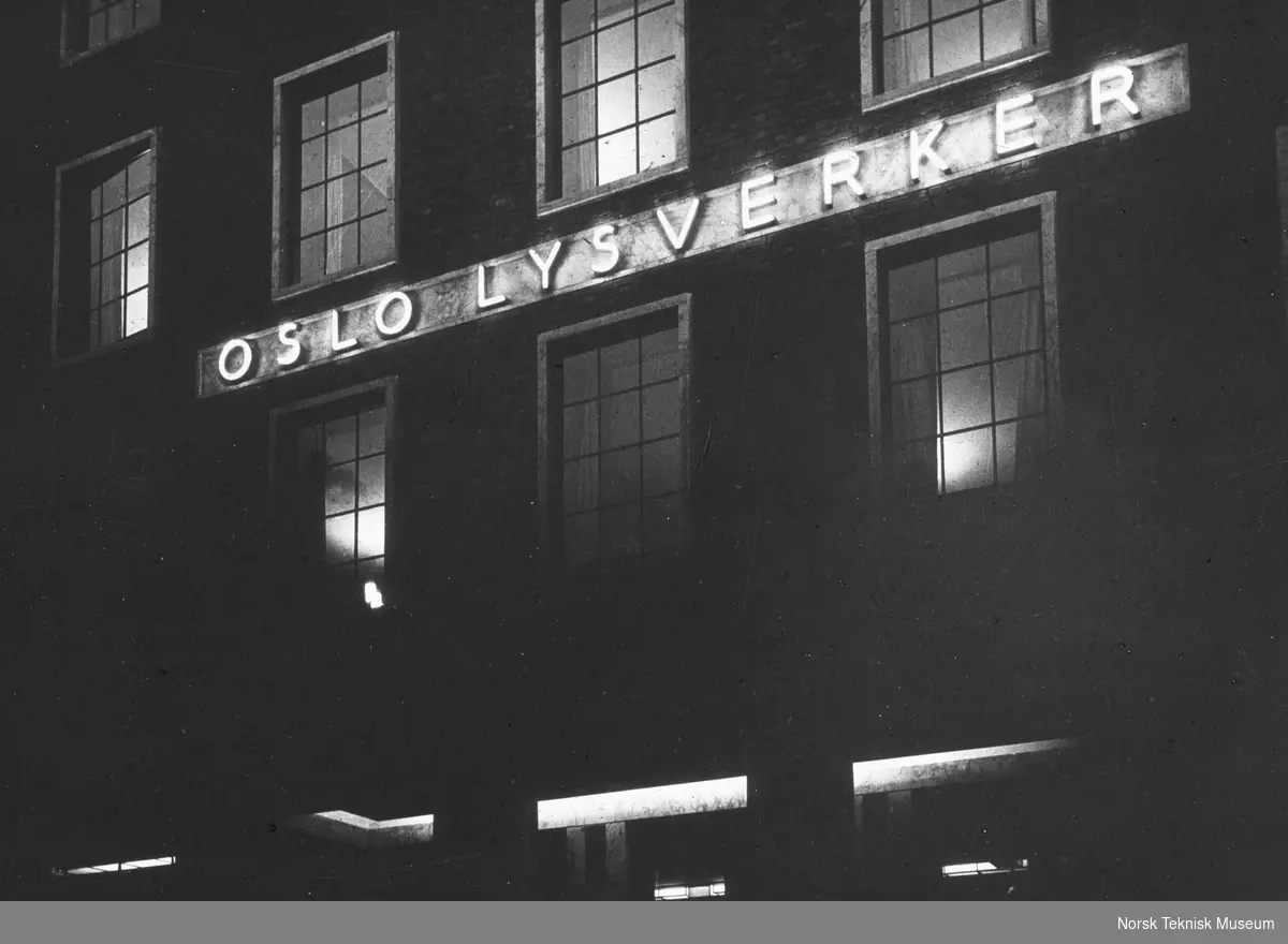 Fasade Oslo Lysverker med lysreklame, 1930-tallet