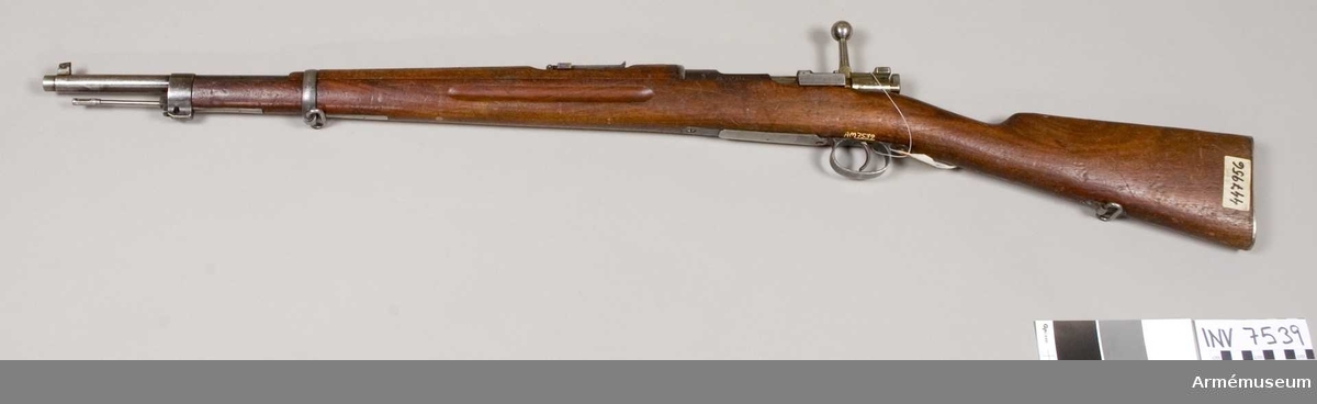 Gevär m/1938, system Mauser. Märkt HK. Märkbricka av mässing på kolvens högra sida märkt I 1 No 1013.  Geväret är ett förkortat gevär m/1896. Riktmedel: ramsikte graderat för avstånd 300-600 m.