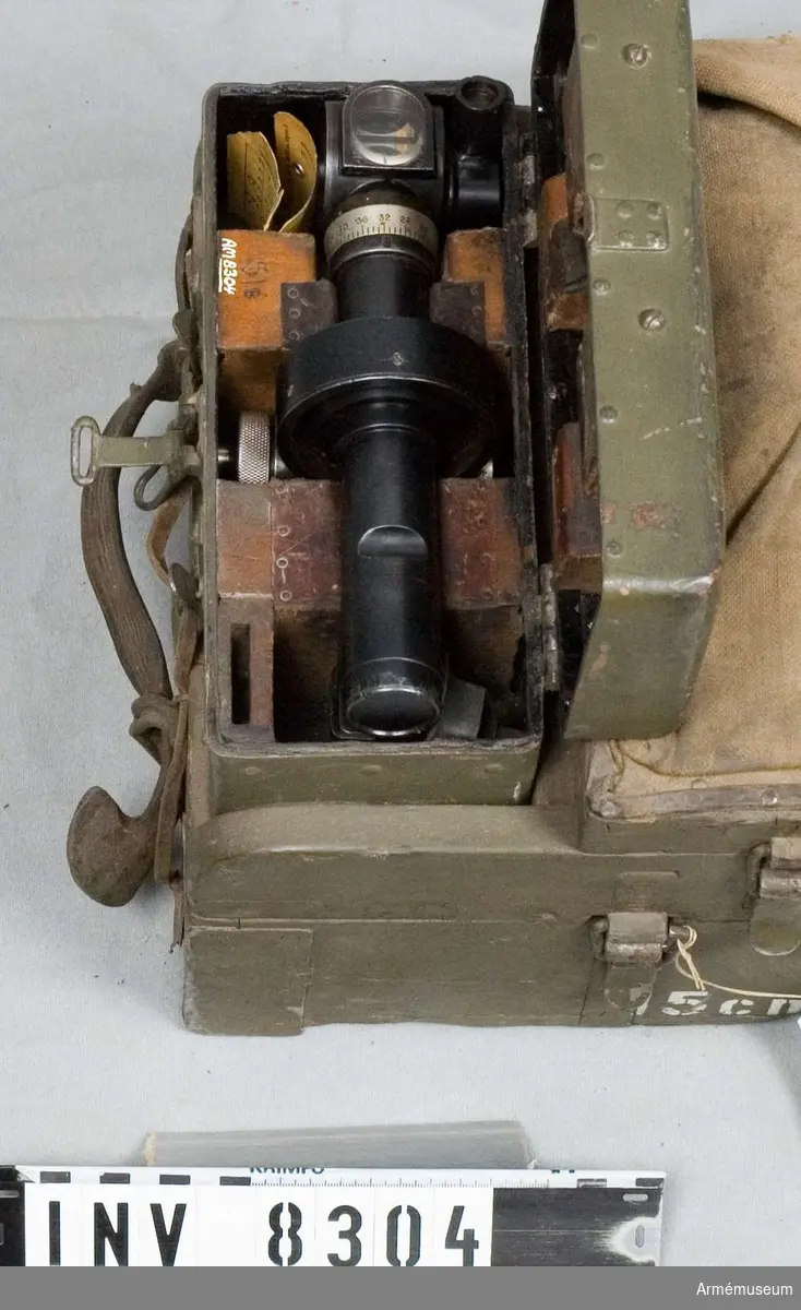 Tillbehörslåda till positionshaubits m/1906 15 cm (150 mm). Märkt Tbhlåda 15 cm poshaub m/06. Bestående av 51 delar. Nyckel till kikarlåda saknas, se tillbehörskortet.