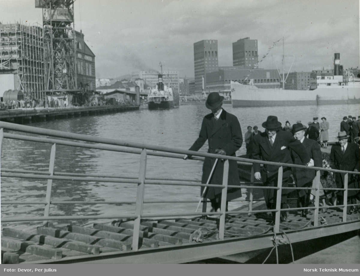 Kongefamilien på omvisning på Akers Mek. Verksted i forbindelse med stabelavløpningen av M/S Taurus, B/N 482 6. april 1948. Skipet ble levert i 1948 til Wilh. Wilhelmsen.